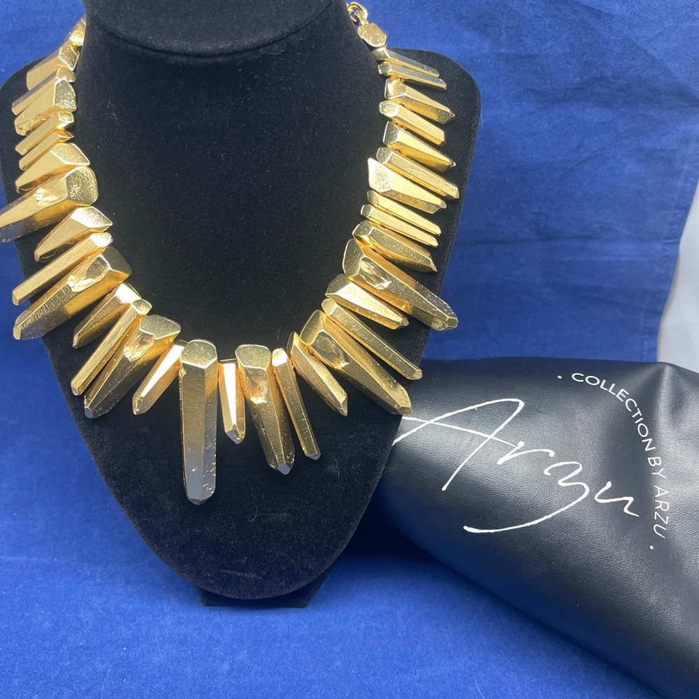 Gold chunky Statement Necklace adjustable clasp never worn w/storage bag